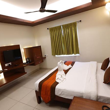 Raj Residency Hotel Пондичери Екстериор снимка