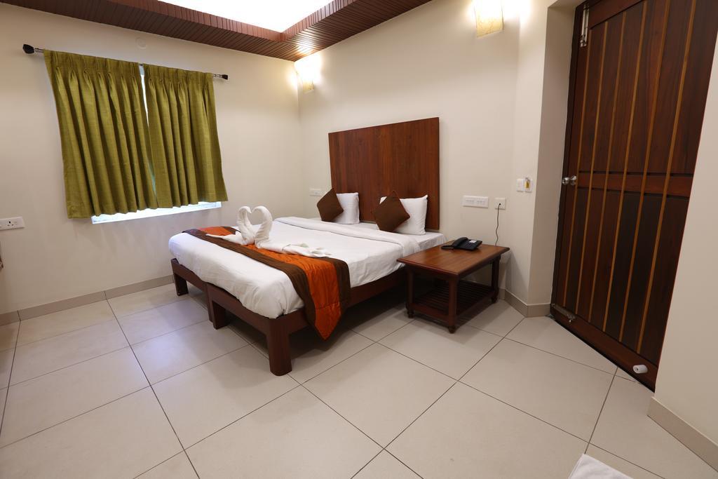 Raj Residency Hotel Пондичери Екстериор снимка