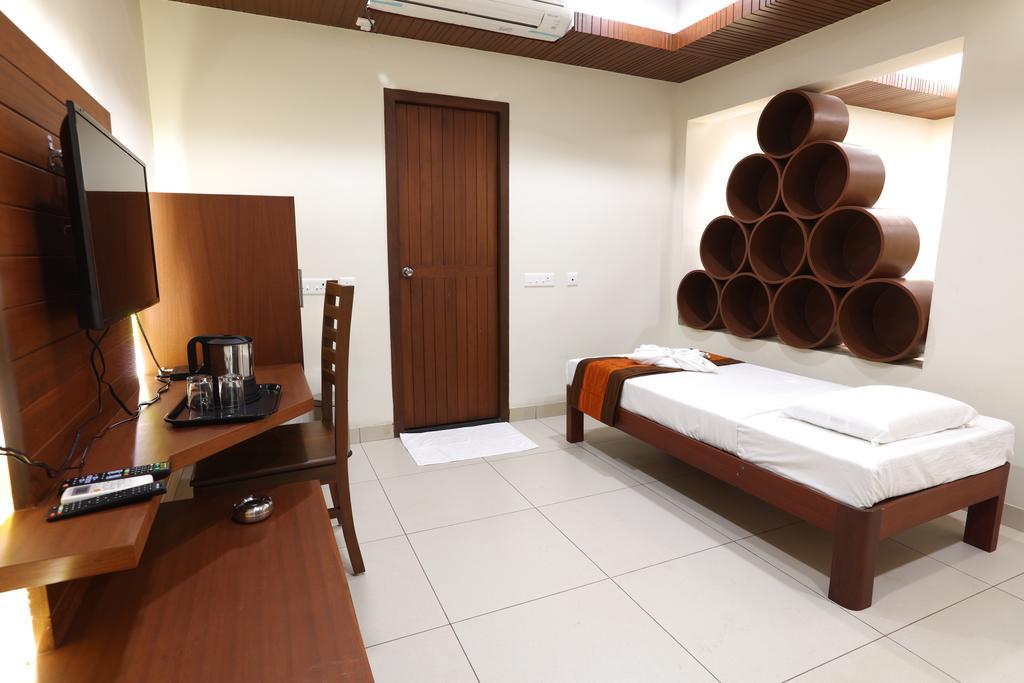 Raj Residency Hotel Пондичери Екстериор снимка